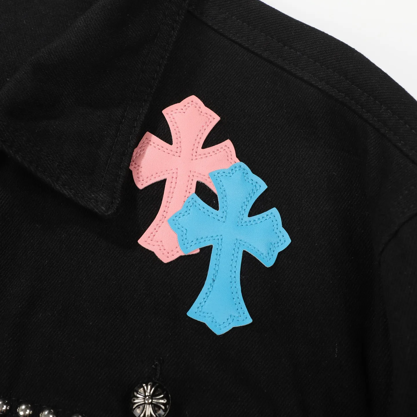 P280 Chrome Hearts Chrome Hearts heavy-duty denim jacket with rivets and multiple farts. The same model as the Internet celebrity star. The cross-printed denim jacket has a unique cross design element and is full of design. It is made of 100% denim cotton fabric with heavy coarse yarn count, which ensures a stiff and tough silhouette while being soft, comfortable and breathable. The lapel is designed with silver buttons and is full of texture. The classic white cross logo is all over the dress, making it a perfect versatile style for spring and summer! The original loose version is made of high-quality pure cotton fabrics. The fabric pattern is high-definition and delicate without burrs. It is comfortable and breathable to wear. All the buttons are molded and customized. It is casual and fashionable and can be matched with any bottoms. It can be windproof and sunproof in spring and summer. It can be worn outside in autumn and winter! Easily concave shape makes you look slimmer and taller, perfect for both men and women! Color: Black Size: S M L XL